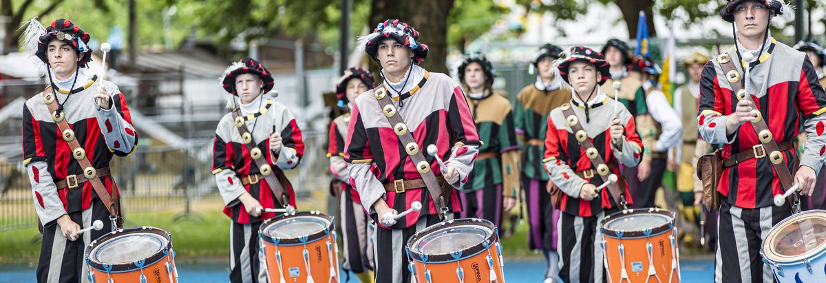 "Stimmt es, dass die Landsknechte während des Rutenfests nicht lachen dürfen?", ist eine Frage, die auf der Website der Trommelgruppe gestellt wird. Antwort: "Nein, ganz im Gegenteil. Die Buaba sollen sogar lachen." Es sei aber "sehr anstrengend, 5 Tage lang fast 16 Stunden durchgehend zu grinsen".