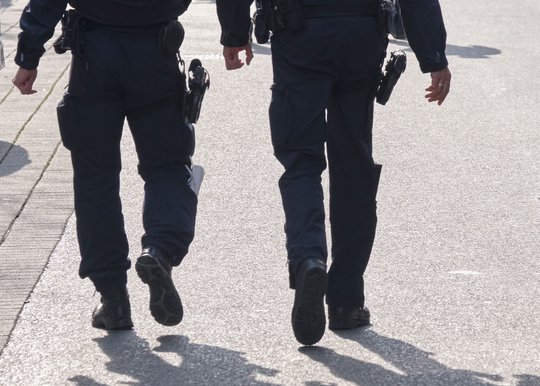 Die Waffe stets griffbereit, der Griff zum Aktivieren der Bodycam unterbleibt aber oft. Foto: Joachim E. Röttgers