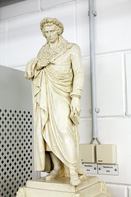 Armer Schiller: Sein guter Name wird für dubiose Machenschaften missbraucht. Foto: Joachim E. Röttgers