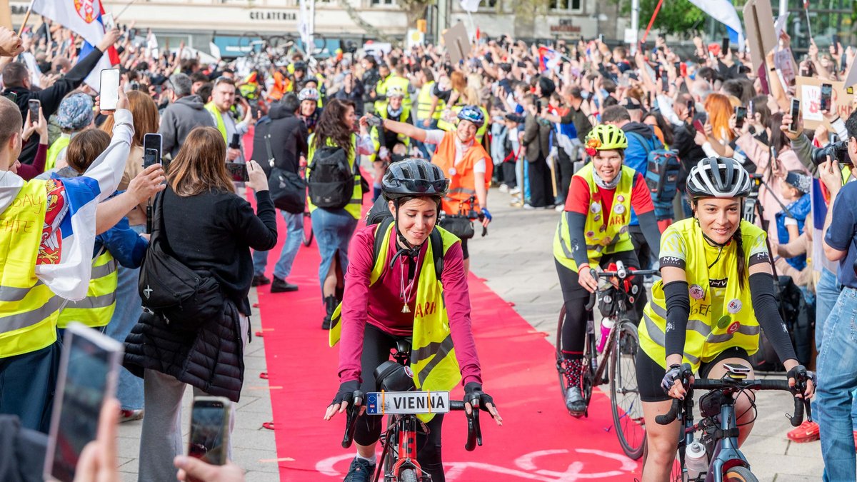 Auf rotem Teppich fahren die Radler:innen in Stuttgart ein. 