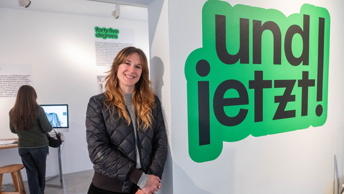 Kuratorin Lena Engelfried – mehr Bilder der Ausstellung mit Klick auf den Pfeil. Fotos: Jens Volle