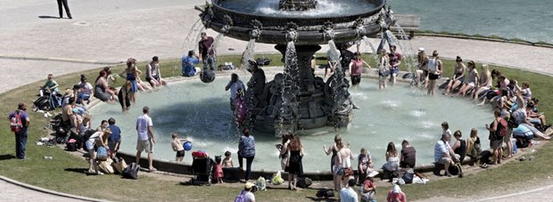 Was kaputtmacht, soll was kosten! Hitzegepeinigte auf dem Schlossplatz in Stuttgart.