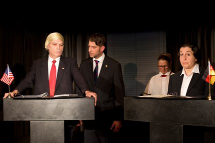 "Großartige Chemie mit Merkel": Trump (Christoph Franz) bei der Pressekonferenz mit der Bundeskanzlerin (Schirin Brendel).