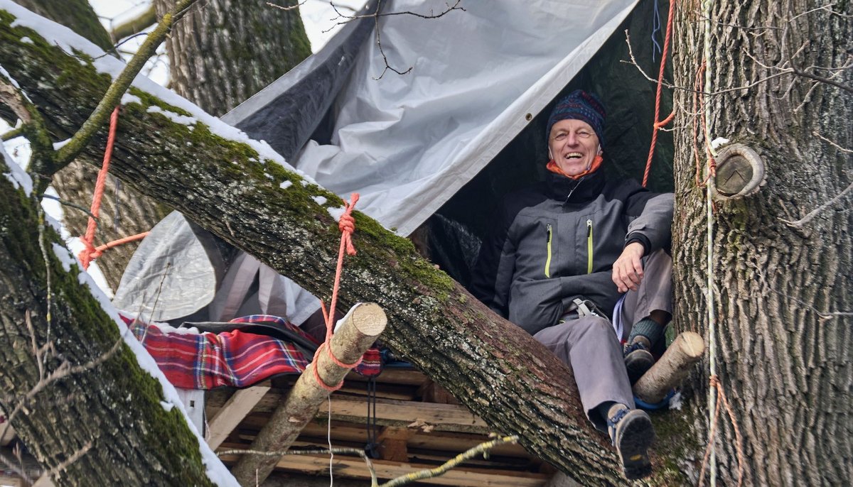 Der Professor beim Protest, hier im Baumhaus auf einer Bluteiche an der Ravensburger Karlstraße. Foto: Joachim E. Röttgers