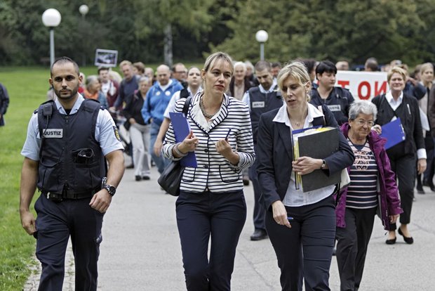 Richterin Manuela Haußmann, (rechts) am 03. September 2014 bei der Vor-Ort-Besichtigung des Feldherren-Hügels im Stuttgarter Schlossgarten. Foto: Joachim E. Röttgers