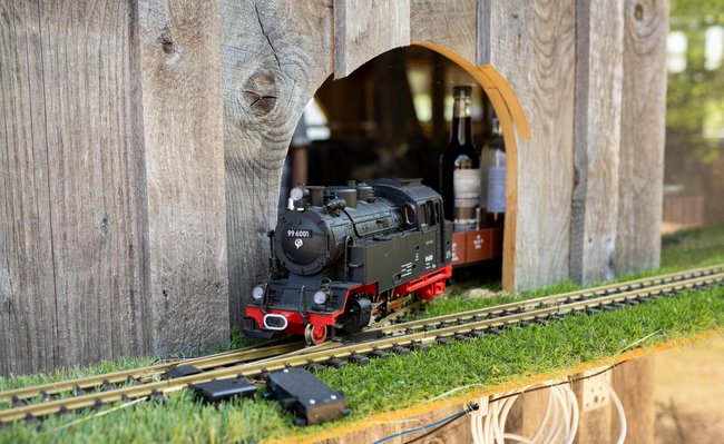 Vom Stall aus liefert Ex-Bahningenieur Matthias Hang Getränke per Eisenbahn.