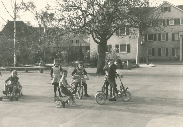 Die Kindergruppe Rotkehlchen vor dem Hoffmannhaus (1968, auf dem Roller: Zander)). Foto: privat