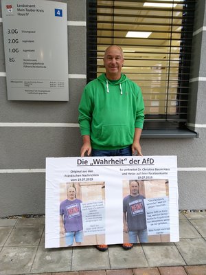 Die zweite Demo mit Doppelschild. Rechts das original, links die Fälschung. Foto: privat