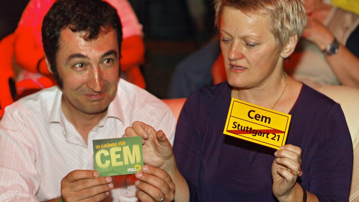 In Stuttgart kocht S 21 langsam hoch: 2009 mit Renate Künast in den Wagenhallen des Stuttgarter Nordbahnhofs.