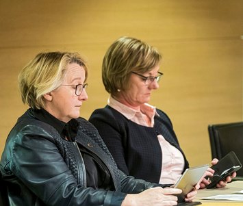 Die Ministerinnen: Theresia Bauer (links) braucht Geld (nicht im Bild), das Edith Sitzmann (rechts) nicht hat. Foto: Joachim E. Röttgers