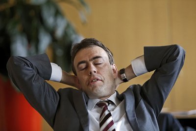 So ruht der Kopf der Partei in Schmids Händen.