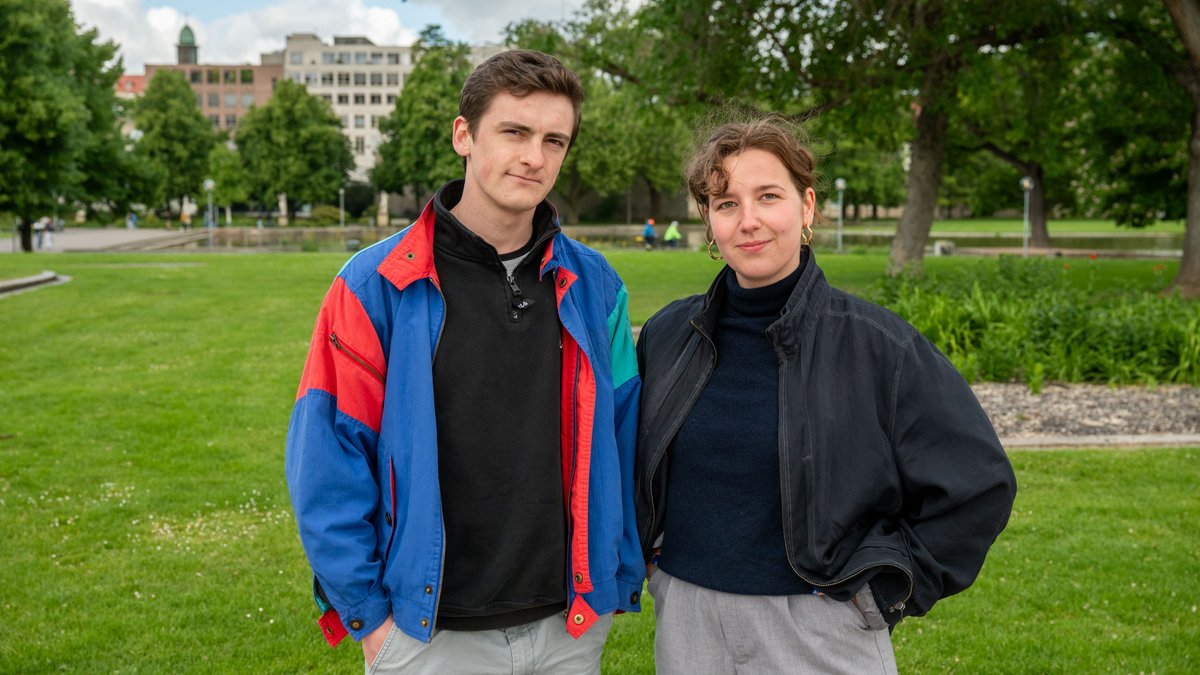 Theresa Fidušek und Jaron Immer neben dem Stuttgarter Landtag im Oberen Schlossgarten. Fotos: Jens Volle