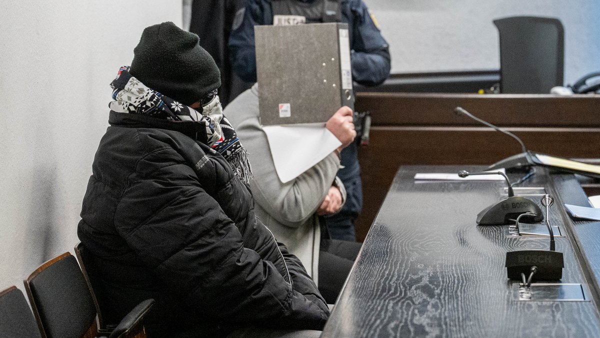 Auf der Anklagebank im Landgericht Stuttgart: der Polizeibeamte Eric R. und sein Freund Antonino P. (von links). Foto: Jens Volle