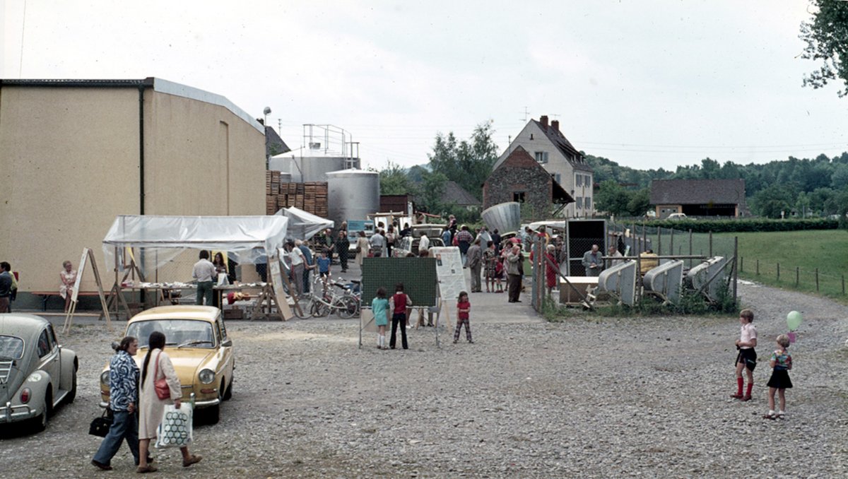 Die Sasbacher Sonnentage 1976: mit ersten kleinen Solar- und Windenergieanlagen gegen die übermächtige Atomkraft. Foto: Erhard Schulz