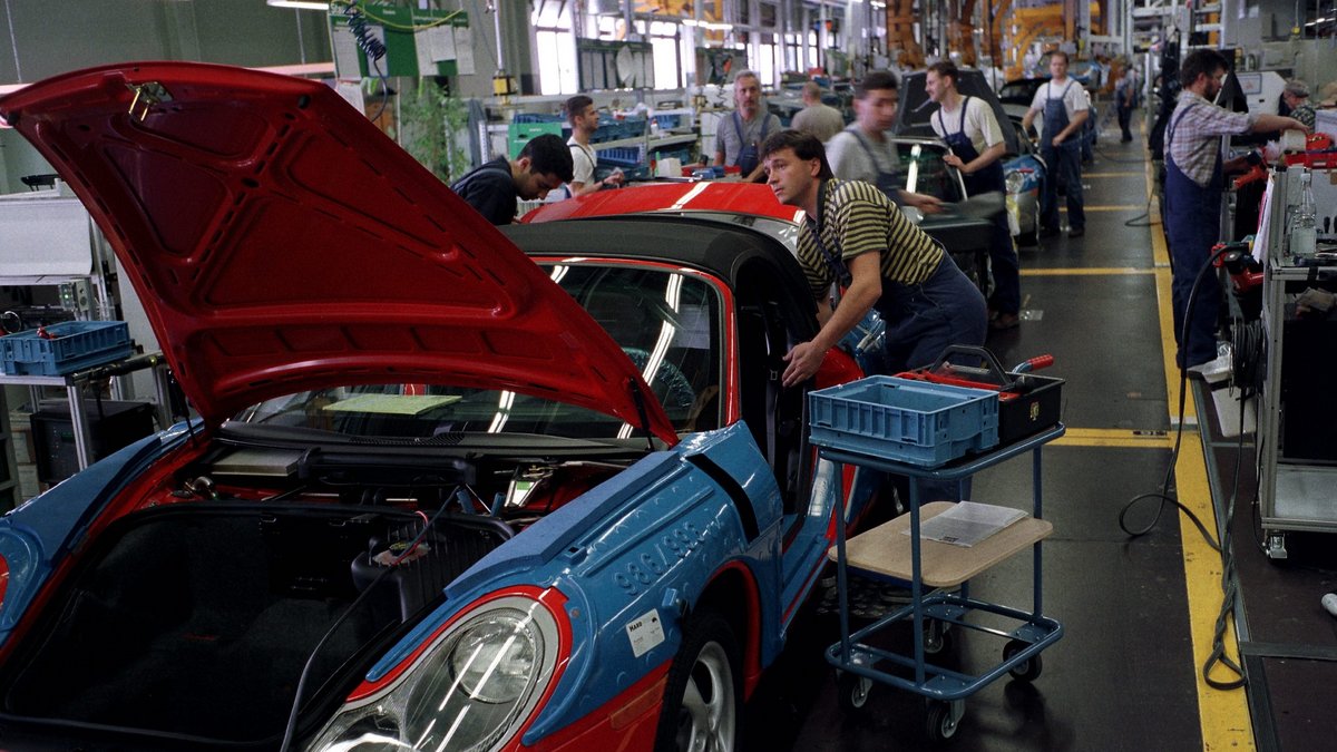 Bei Porsche gilt die 35-Stunden-Woche. Hier 1997 Gruppenarbeit am Fließband in Stuttgart-Zuffenhausen. 