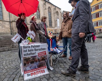 War vom Charisma des Kehrwerkzeugs beeindruckt: Kontext-Redakteur Minh Schredle (2. v. r.) am 27. Oktober am Infostand des mutmaßlich künftigen Tübinger OBs.
