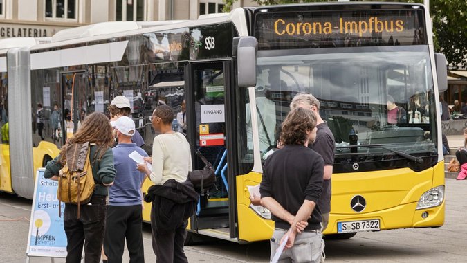 Tut, was er kann: der Corona-Impfbus auf Tour durch Stuttgart.