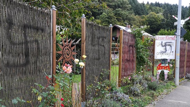 Die Nazi-Schmierereien im Münstertal auf dem Zaun von Windkraft-Fans. Foto: privat