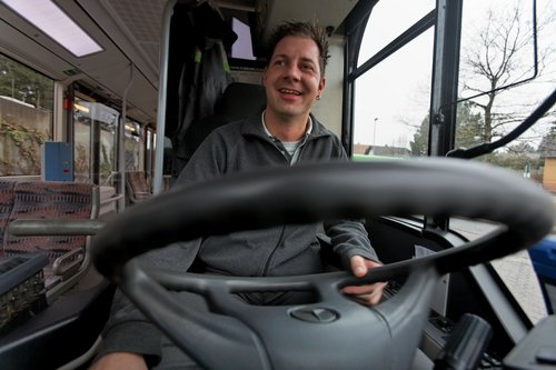 Busfahren scheint Spaß zu machen, ist aber wegen des schlechten Lohnes nix für Noch-Autobauer.