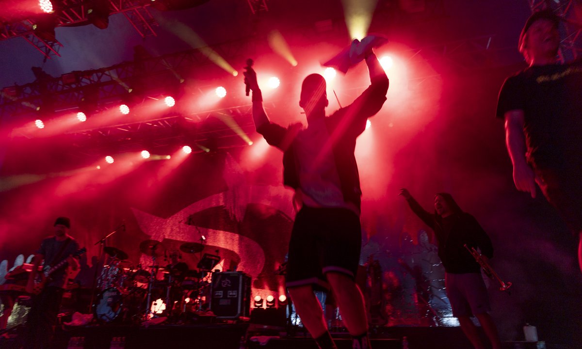 Irie Révoltés beim Tour-Auftakt auf dem Mannheimer Maimarktgelände.