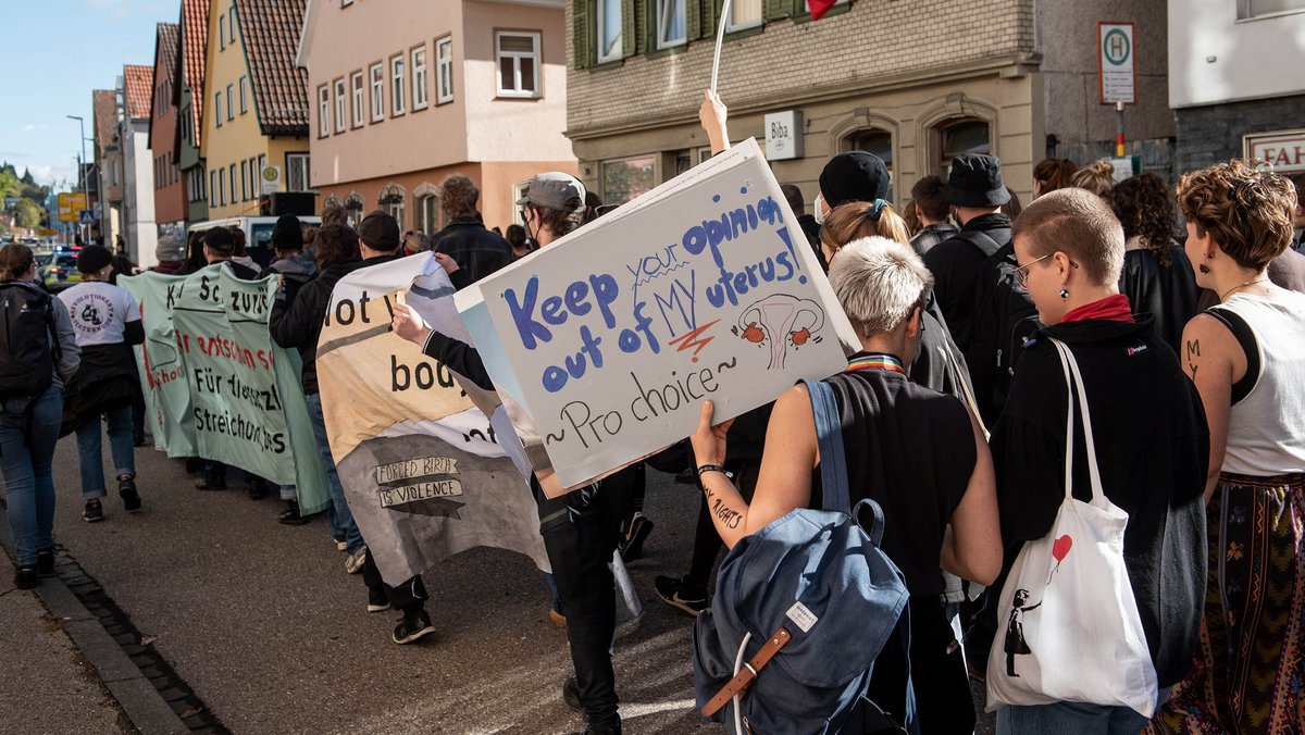 Einer der größten gesellschaftlichen Skandale ist für unsere Kolumnistin, dass Schwangerschaftsabbrüche noch immer strafbar sind. Foto: Jens Volle