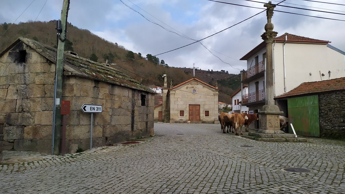 Dorfzentrum von Covas do Barroso mit Backhaus.