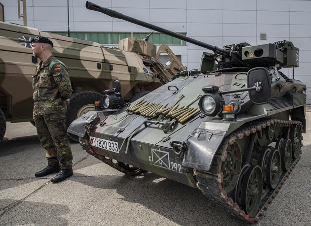 "Der Rüstungsindustrie fehlt der Wille zur Nachhaltigkeit." Militärisches Großgerät mit Munition. Foto: Jens Volle