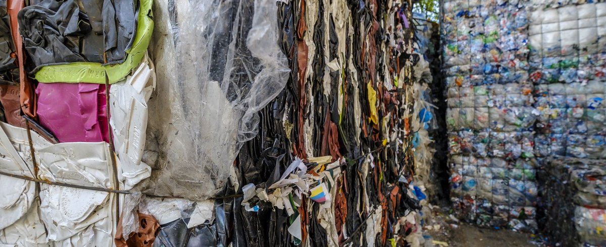 Eine tote, anorganische Wirkung? Im Lager eines Plastik-Recyclers scheint der Stoff vielmehr zu wuchern.