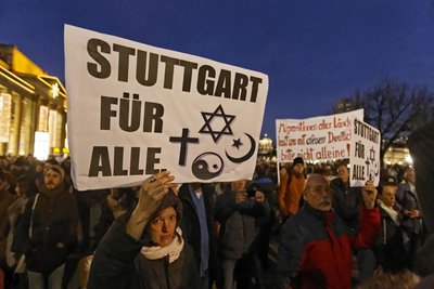 Demonstranten auf der Anti-Pegida-Demonstration in Stuttgart Anfang Januar 2015. Foto: Joachim E. Röttgers