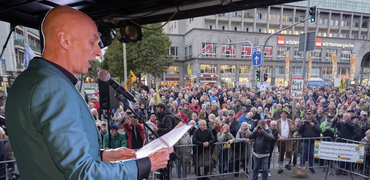 Vor Corona live: Volker Lösch redet sich auf der 484. Montagsdemo gegen Stuttgart 21 in Rage. Foto: Joachim E. Röttgers