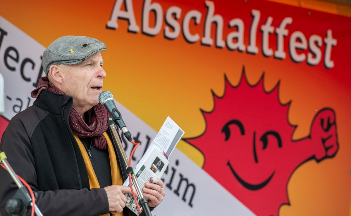 Wolfgang Ehmke von der BI Umweltschutz Lüchow-Dannenberg feiert mit.