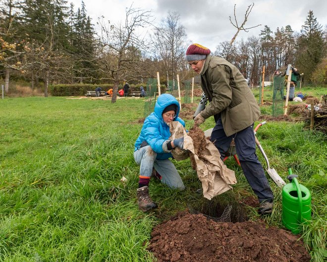 Carina Hieronymi (rechts) hat die Aktion organisiert und packt natürlich auch mit an.