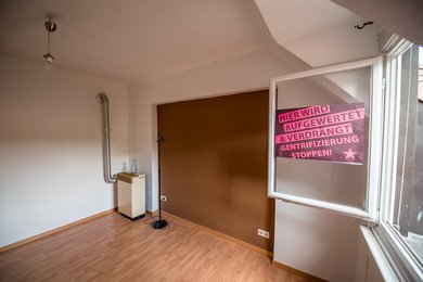 Dringend sanierungsbedürftig: Wohnung in gutem Zustand. 