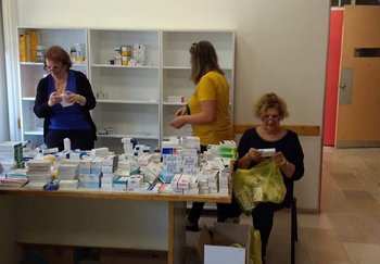 Ehrenamtliche Helferinnen sortieren Medikamente in der sozialen Arztpraxis. Foto: Verein zur Förderung der Sozialklinik Kalamata