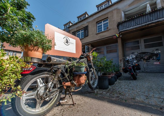 Nutzungsmischung: Motorradwerkstatt und Wohnhaus.