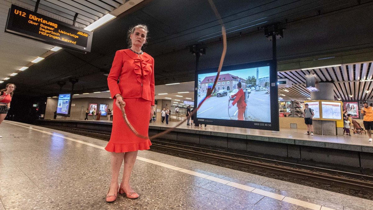 Projektion des "Peitschen"-Videos unterirdisch: im Stadtbahn-Halt Charlottenplatz mit der Künstlerin herself. Fotos: Jens Volle