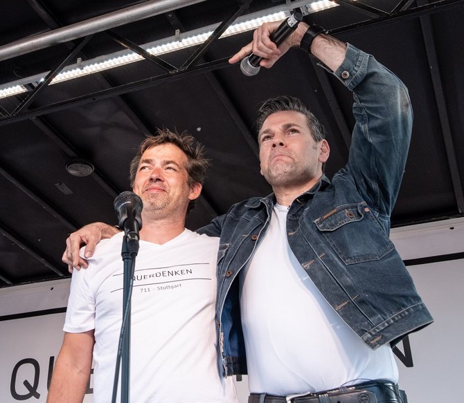 "Querdenken"-Initiator Michael Ballweg mit Ken Jebsen, Stuttgart im Mai 2020.