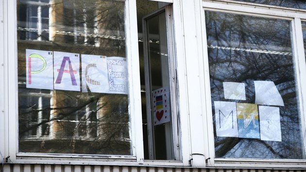 Am Fenster einer Schule prangt, was viele Schüler:innen bewegt: Frieden, Krieg, Nationalität.