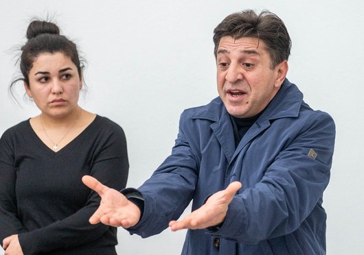 Niculescu Pӑun, Vater des ermordeten Vili-Viorel Pӑun, mit Newroz Duman von der Initiative 19. Februar.