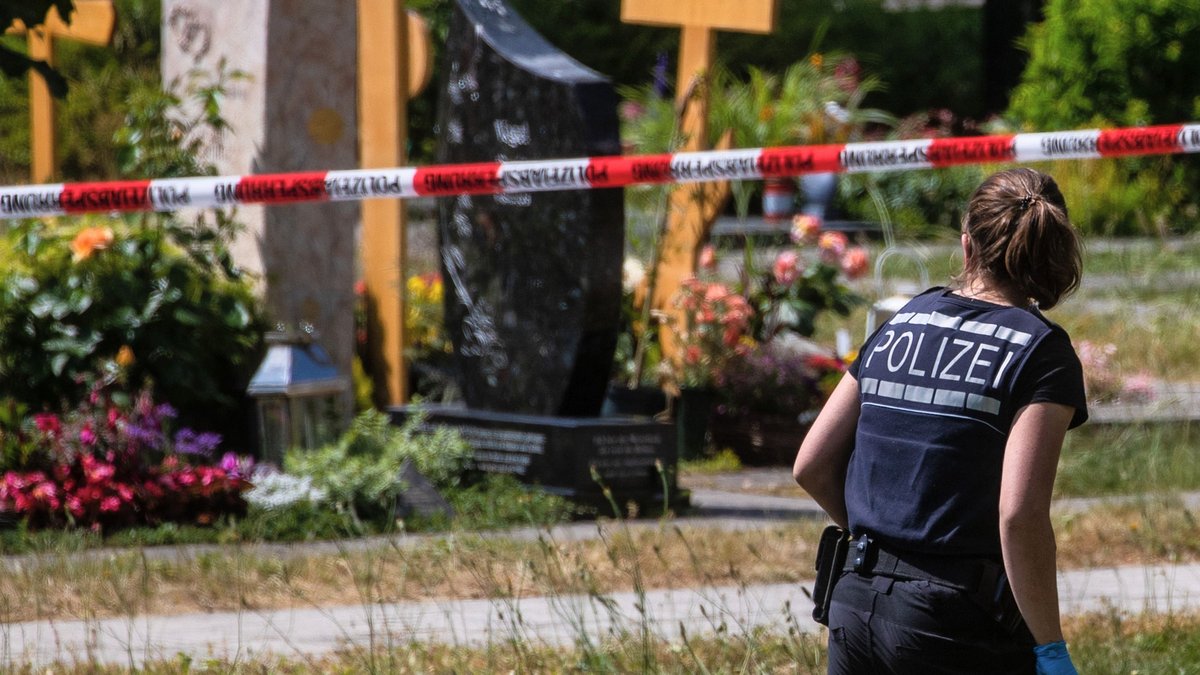 Nach einem Handgranaten-Attentat auf eine Trauergemeinde ermittelt die Polizei auf dem Altbacher Friedhof. Foto: Christoph Schmidt/dpa