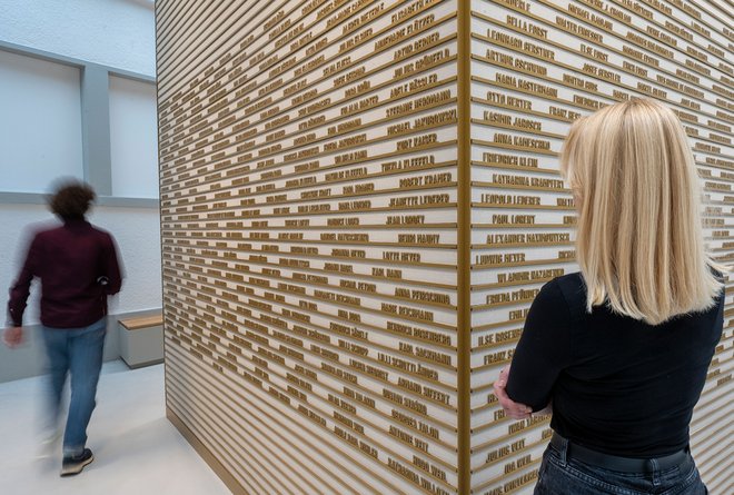 Raum des Gedenkens, gewidmet allen Menschen aus Freiburg und der Region, die in der NS-Zeit verfolgt wurden.