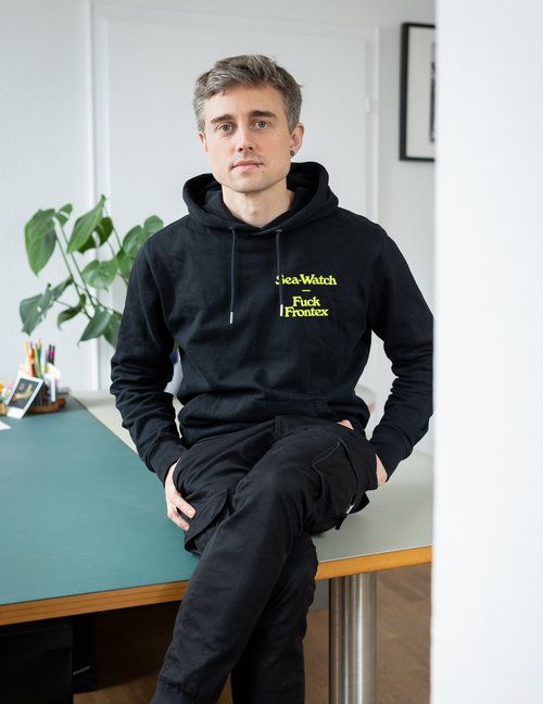 Chris Grodotzki in der Kontext-Redaktion. Foto: Julian Rettig