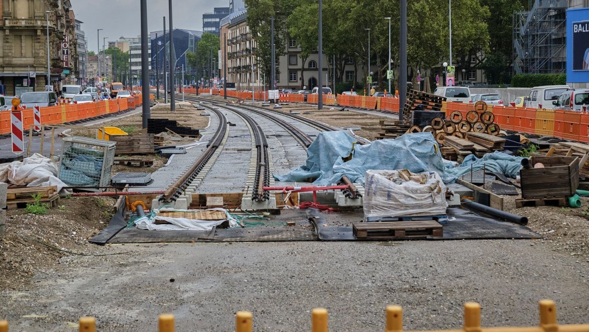 In der Kriegsstraße wächst der Gleisstrang als Teil der Kombilösung.