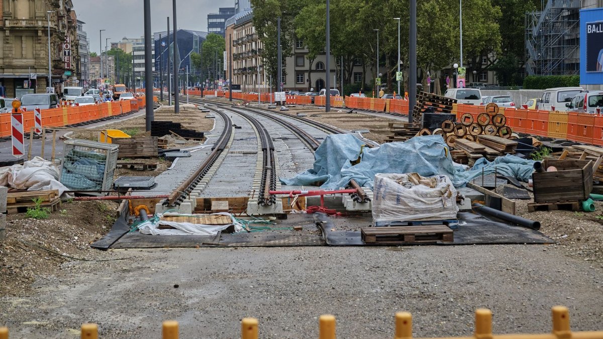 In der Kriegsstraße wächst der Gleisstrang als Teil der Kombilösung.