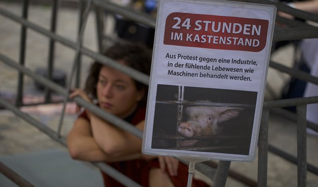Eingesperrte Aktivistin, offen für Gespräche mit Passant:innen. Foto: Matthias Rude