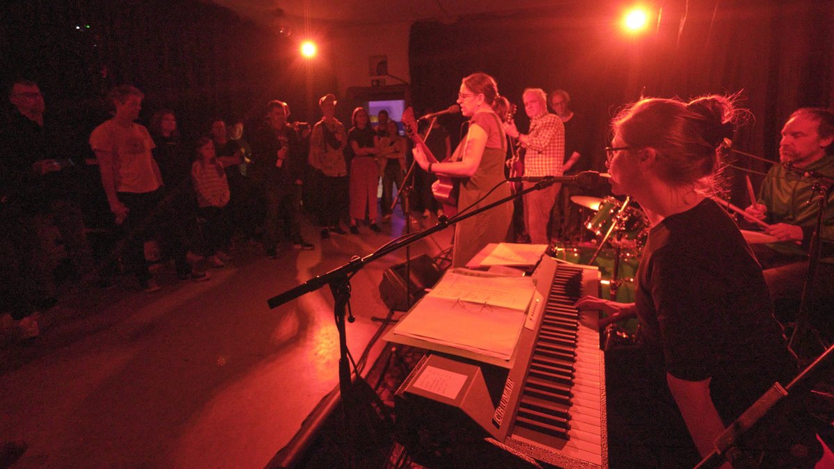 An Piano und Tuba: Charlotte Brombach, am Schlagzeug: Axel Krause.