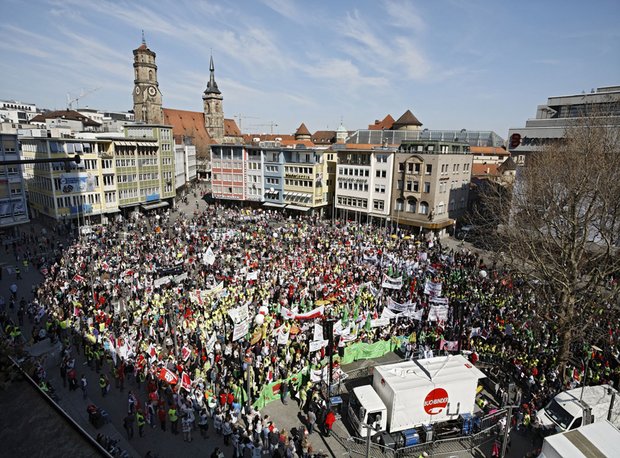 Der Stuttgarter Marktplatz mit Anti-S-21-Demo.