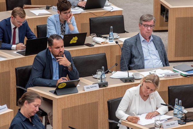 Die CDU-Vertreter:innen inklusive Gehring wirkten nicht gerade brennend interessiert.  Die CDU-Vertreter:innen inklusive Gehring wirkten nicht gerade brennend interessiert.