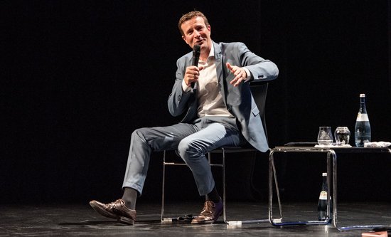 Martin Körner nimmt sich viel Raum und spielt den sattelfesten Finanzminister.