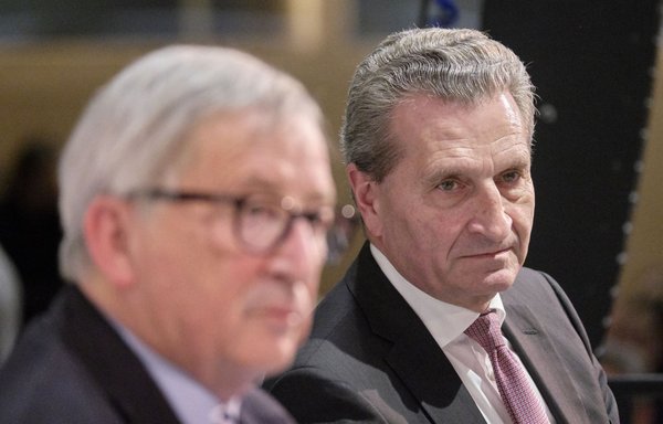 Klar hat Oettinger die allerbesten Kontakte. Links Jean-Claude Juncker, Ex-Präsident der Europäischen Kommission. Foto: Joachim E. Röttgers